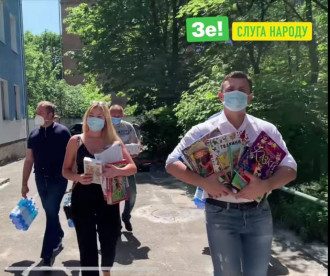 Нардеп Тищенко пиарился тем, что перезентовал детям книги - фото Слуга народа Нардеп Тищенко пиарился тем, что перезентовал детям книги - фото Слуга народа