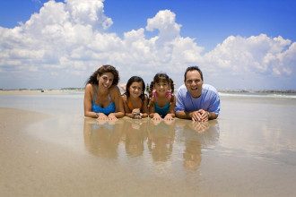 дети_ребенок_семья_родители_пляж_облака_мама_папа_мать_отец дети_ребенок_семья_родители_пляж_облака_мама_папа_мать_отец