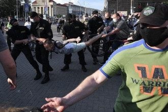С началом протестов власти вывели на улицы ОМОН, который проводит массовые задержания С началом протестов власти вывели на улицы ОМОН, который проводит массовые задержания