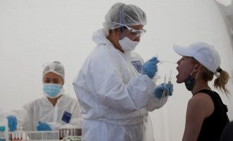 Запредельная температура и ломота: врач объяснил, как отличить грипп от COVID-19