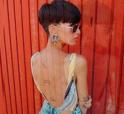 В тренды выбилась впечатляющая женская стрижка Bowl Cut из 90-х: фото