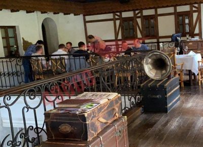 Депутати Слуги народу на карантині гуляли в ресторані Дніпра