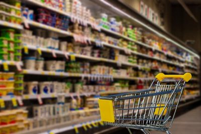 Через відключення світла частина продуктів із супермаркетів небезпечна: що не можна купувати