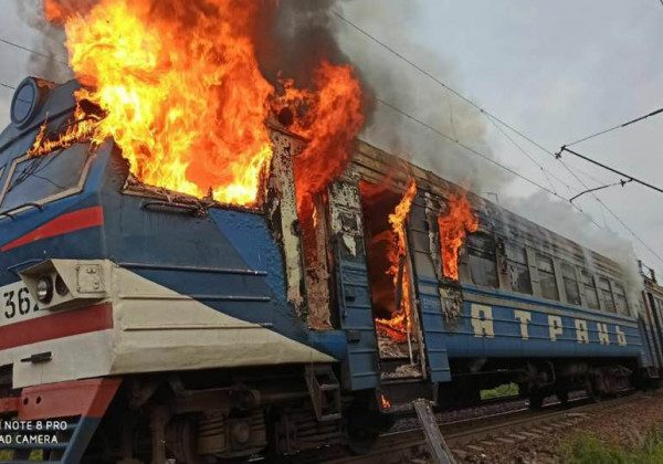 Електричка згоріла вщент: Укрзалізниця потрапила в новий скандал