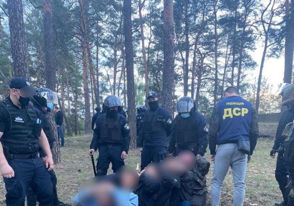 Зі зброєю та сокирами: під Харковом молодики напали на поліцейських