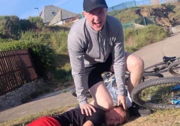 "GeorgeFloydChallenge": в Мережі масово викладають фото зі знущанням над вбивством Джорджа Флойда