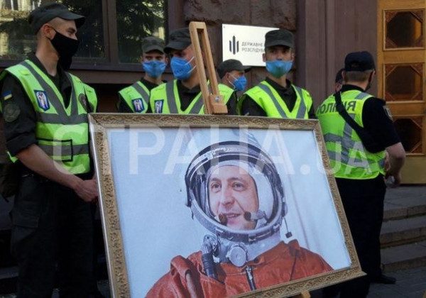 Зеленський і Венедиктова як шедеври: фанати Порошенко поставили карикатури під ДБР - фото