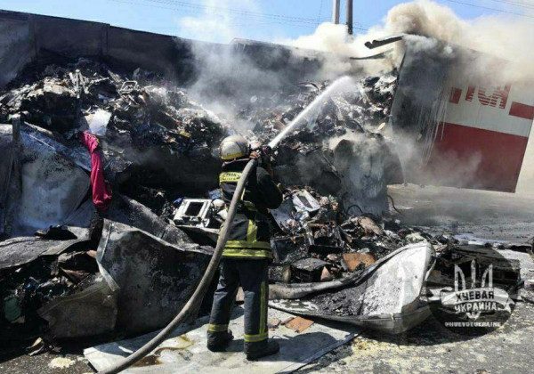 Посилок не дочекаєтеся: у Кривому Розі вщент вигоріла фура Нової пошти