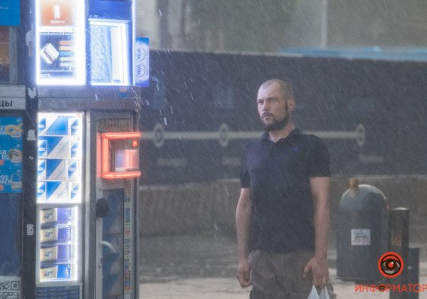 Дніпро за 15 хвилин залило потужною зливою: видовищні фото і відео