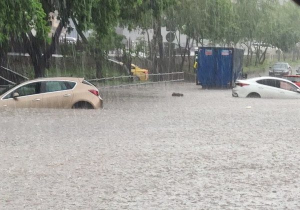 "Води по пояс, в каламутних водах плавають авто": Москву накрив дощик