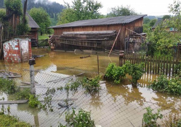 Негода на заході України: водою зносило людей, затопило 9 районів