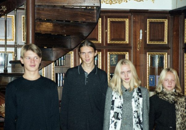 Побіжний банкір з РФ показав дитячі фотографії дочок Путіна