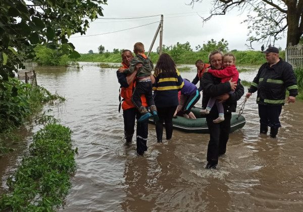 Катастрофічний паводок у Карпатах: стихія змила дороги і залізничні шляхи