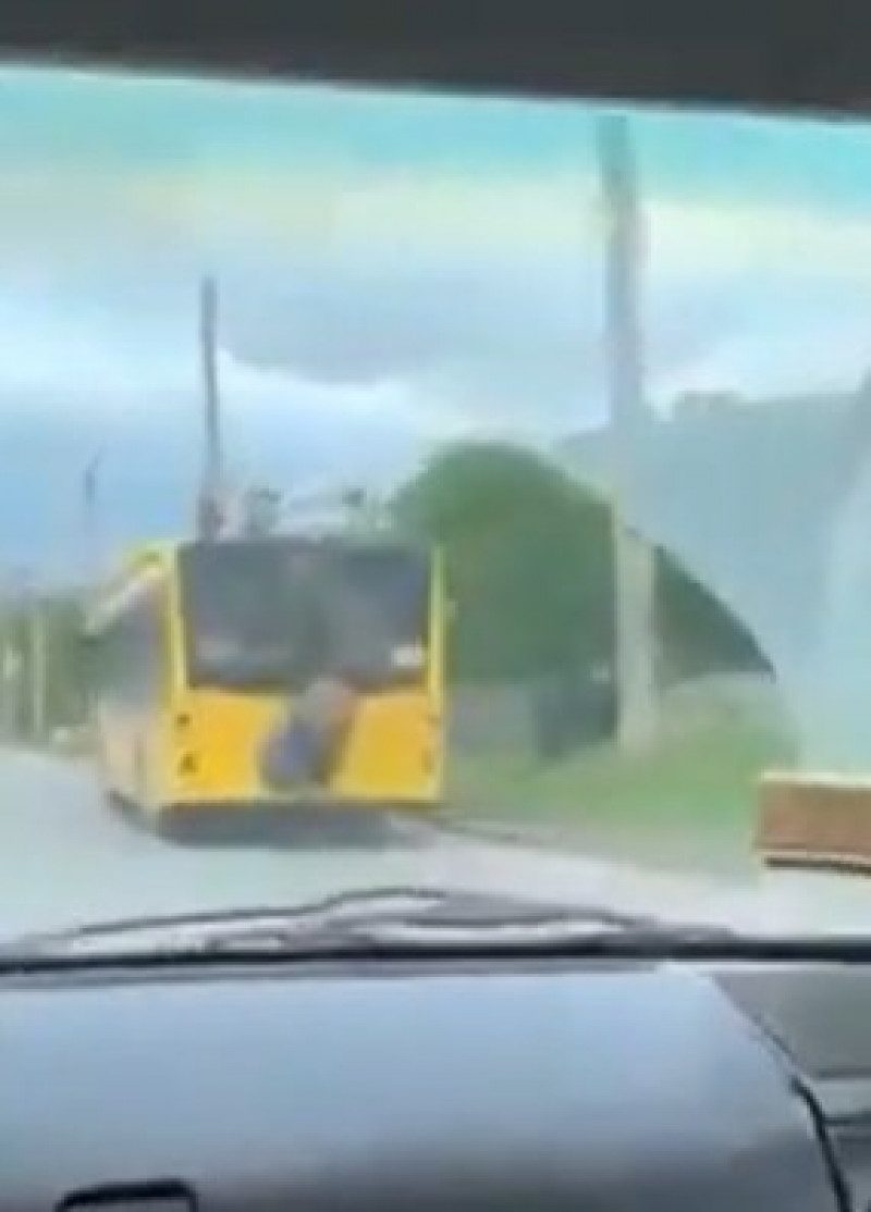 В Черновцах водитель троллейбуса прогнала пенсионерку-зацепера: видео