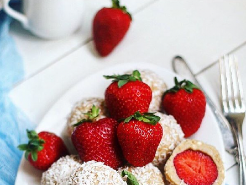 Смачні та красиві: легкі десерти з полуницею