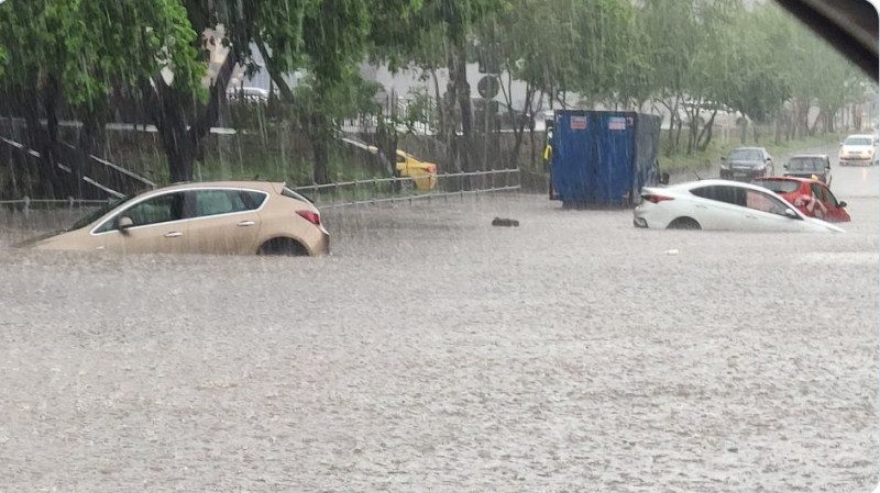 "Води по пояс, в каламутних водах плавають авто": Москву накрив дощик