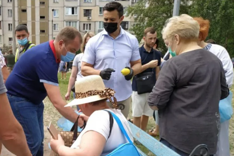 Тищенко на месте взрыва в Киеве пытался раздавать лимоны
