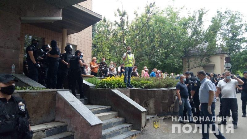 Протест против больных COVID-19: в Харькове чернобыльцы подрались с копами