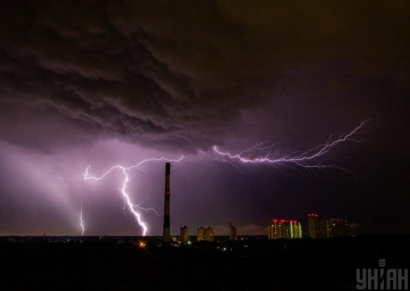 Негода в Україні: удар блискавки ледь не вбив двох жінок і мало не спалив будинок