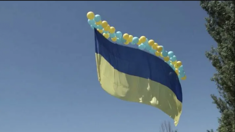 В небе над Донецком пролетел огромный флаг Украины: опубликовано видео