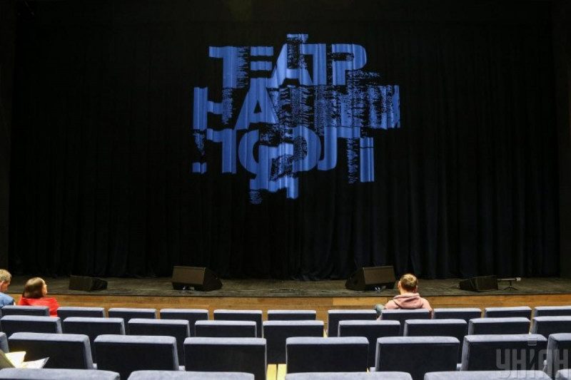 "Російськомовна щелепа не знала": київський театр відмовився від російської в соцмережах