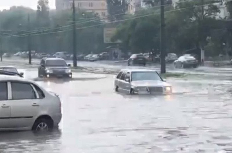 Одеса пішла під воду: сильна злива затопила центр міста