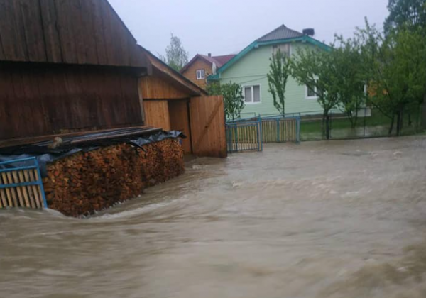 На Прикарпатье затопило часть села – Новости Прикарпатья На Прикарпатье затопило часть села – Новости Прикарпатья