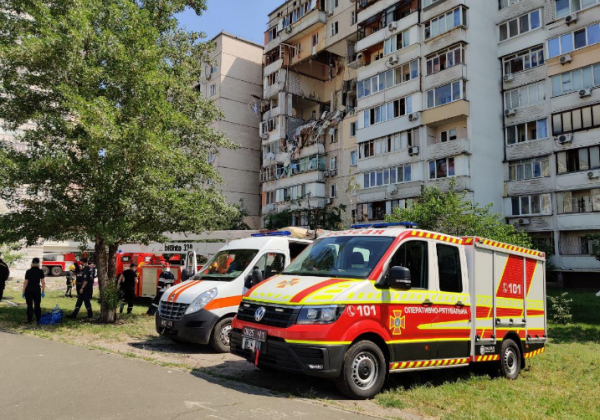 У Києві сьогодні в результаті вибуху пошкоджено кілька поверхів будинку У Києві сьогодні в результаті вибуху пошкоджено кілька поверхів будинку