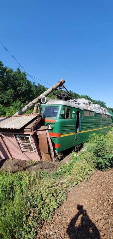 Махина протаранила будку: поезд попал в аварию из-за халатности