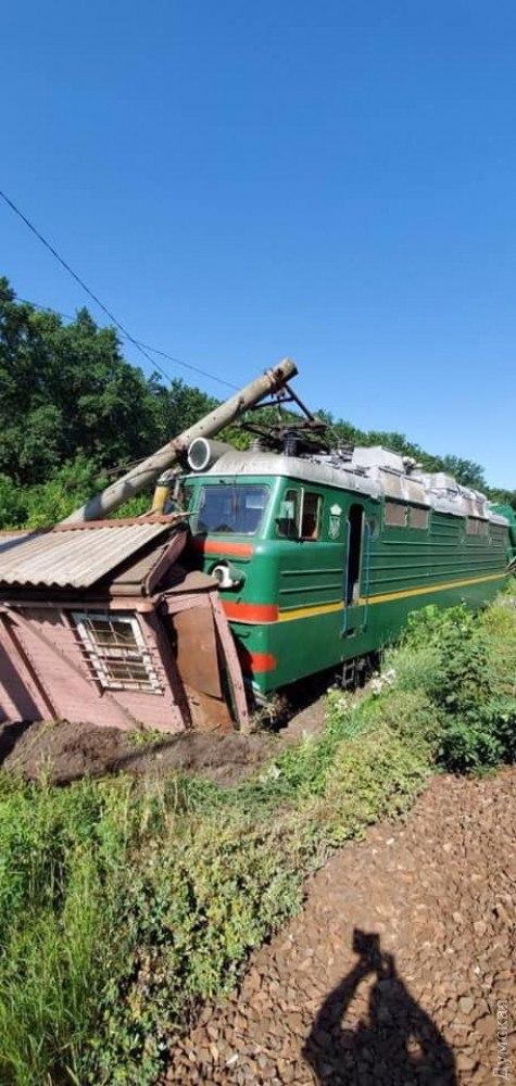 Локомотив протаранив будку: потяг потрапив у аварію через недбалість Локомотив протаранив будку: потяг потрапив у аварію через недбалість
