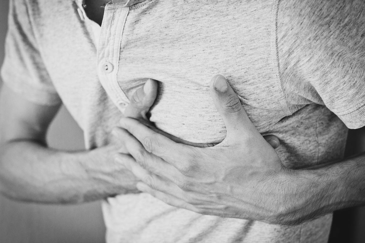 Боль в грудной клетке: причины и опасные болезни