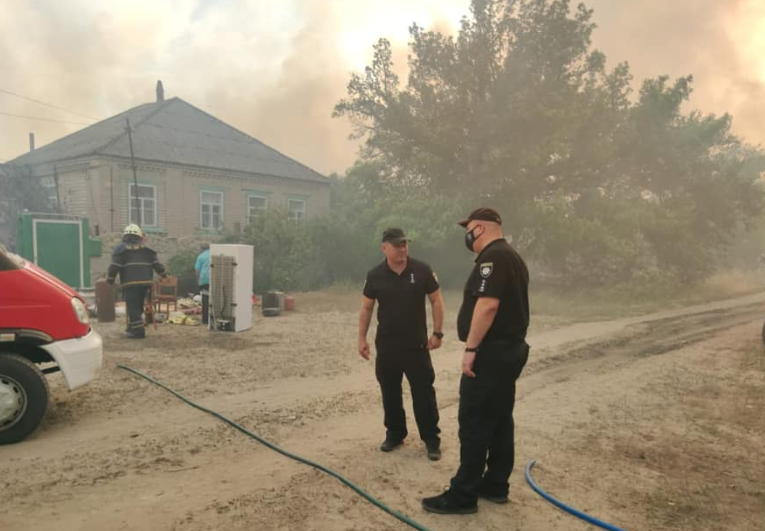 У результаті пожеж на Луганщині загинули люди, згоріло багато будинків У результаті пожеж на Луганщині загинули люди, згоріло багато будинків