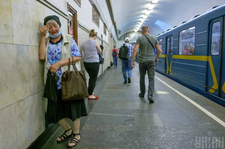 Медик зазначила, що в метро намагається їхати стоячи та нічого не чіпати – Карантин в Україні 2020 Медик зазначила, що в метро намагається їхати стоячи та нічого не чіпати – Карантин в Україні 2020
