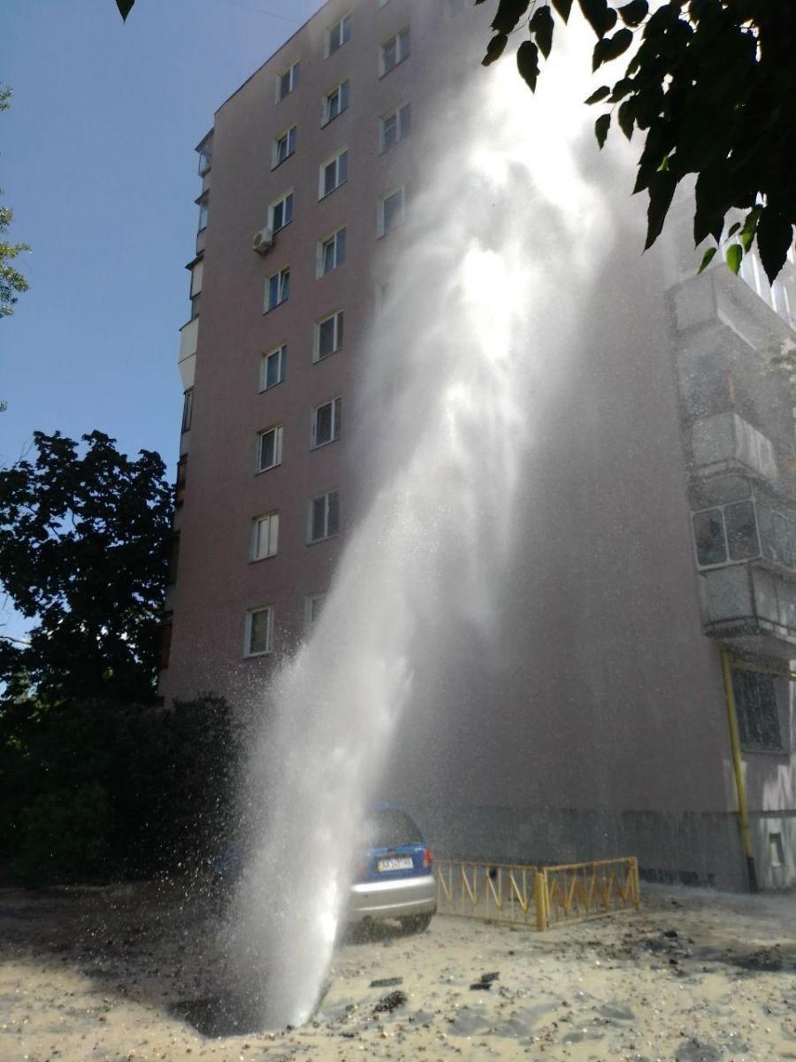 На Березняках прорвало трубу / УНИАН
