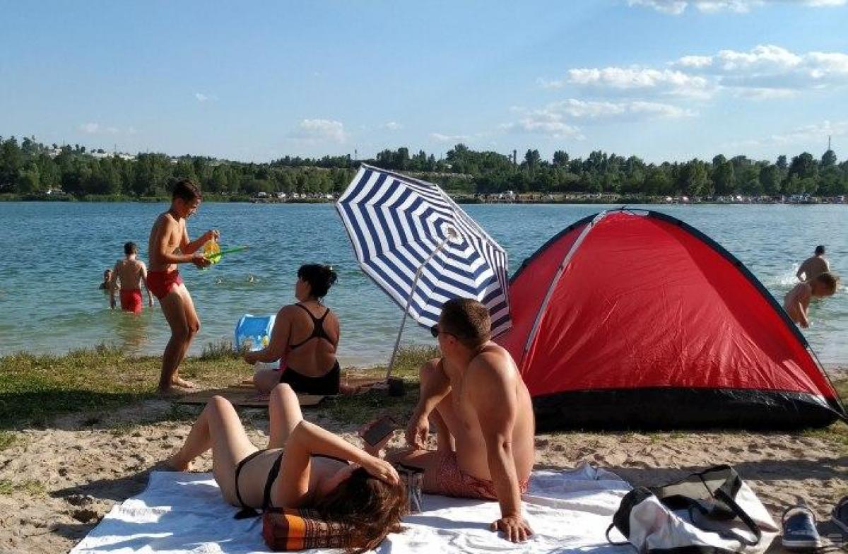 В разгар лета в Киеве запретили купаться на всех пляжах: названа причина