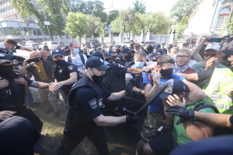 Драка из-за мовы: под Радой произошли стычки полицейских с активистами