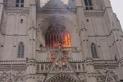 Пожар в соборе XV века во Франции удалось потушить