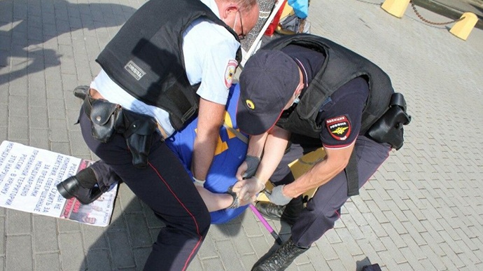 В РФ обвиняют активиста за атаку на полицейского флагом Украины