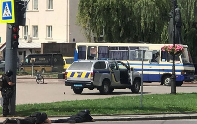 Теракт в Луцке: преступник отпустил троих заложников