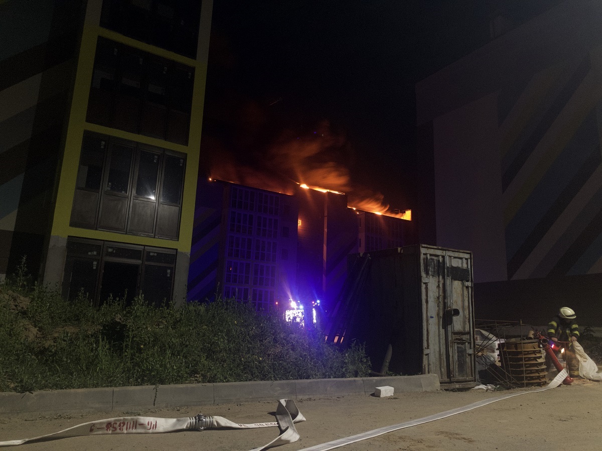 В Киеве горит новый высотный жилищный комплекс
