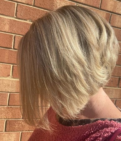 Жіноча стрижка перевернутий боб 2020