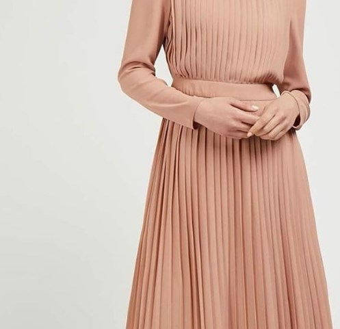 В моду вернулись роскошные плиссированные платья из 20-х: фото
