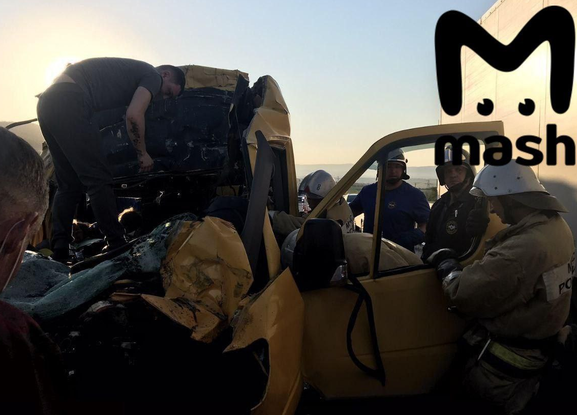 В Крыму Mercedes Sprinter врезался в грузовик, восемь жертв – Новости Крыма сегодня 