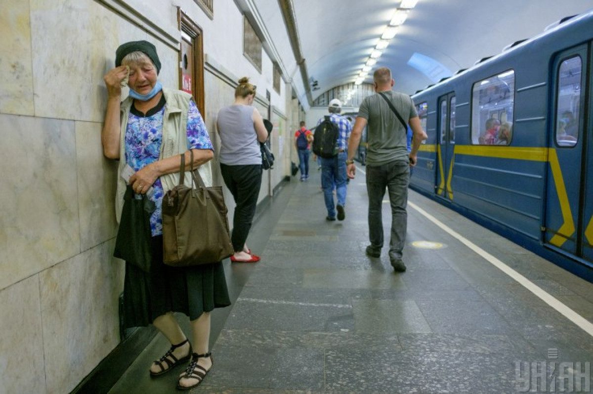 Киев закроют. Люди в Киевском метро. Киев идут в метро. Женщина в метро станции Краина. Бледный в метро в Украине.