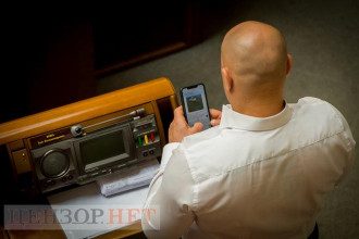 Кива снова увлекся перепиской на работе в Раде / Фото: Цензор.нет Кива снова увлекся перепиской на работе в Раде / Фото: Цензор.нет