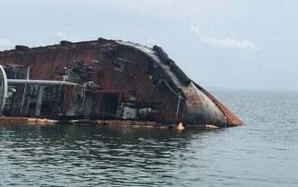 Из танкера продолжает в море вытекать топливо Из танкера продолжает в море вытекать топливо