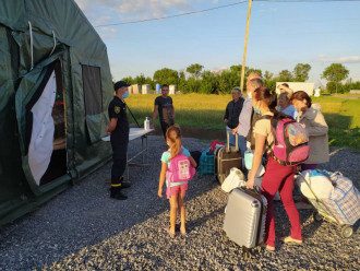 Люди ночуют в палатках на КПВВ - фото dsns.gov.ua