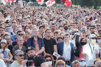 На митинг в поддержку Светланы Тихановской собрались около 25 тысяч человек/ people.onliner.by На митинг в поддержку Светланы Тихановской собрались около 25 тысяч человек/ people.onliner.by
