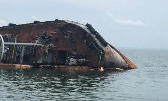 В Одессе объявлен режим ЧС: из танкера вновь течет нефть