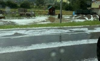  Снег  посреди лета: популярный украинский курорт накрыла стихия